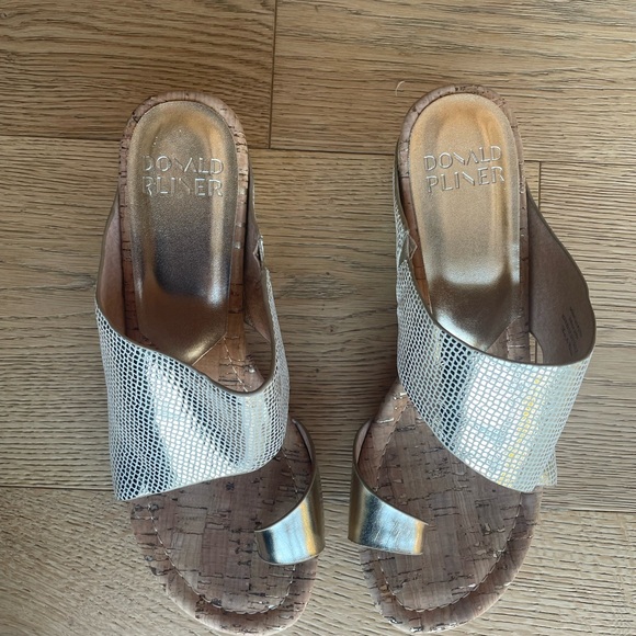 New Donald J. Pliner gold Gyer Wedge Sandals - Picture 5 of 9